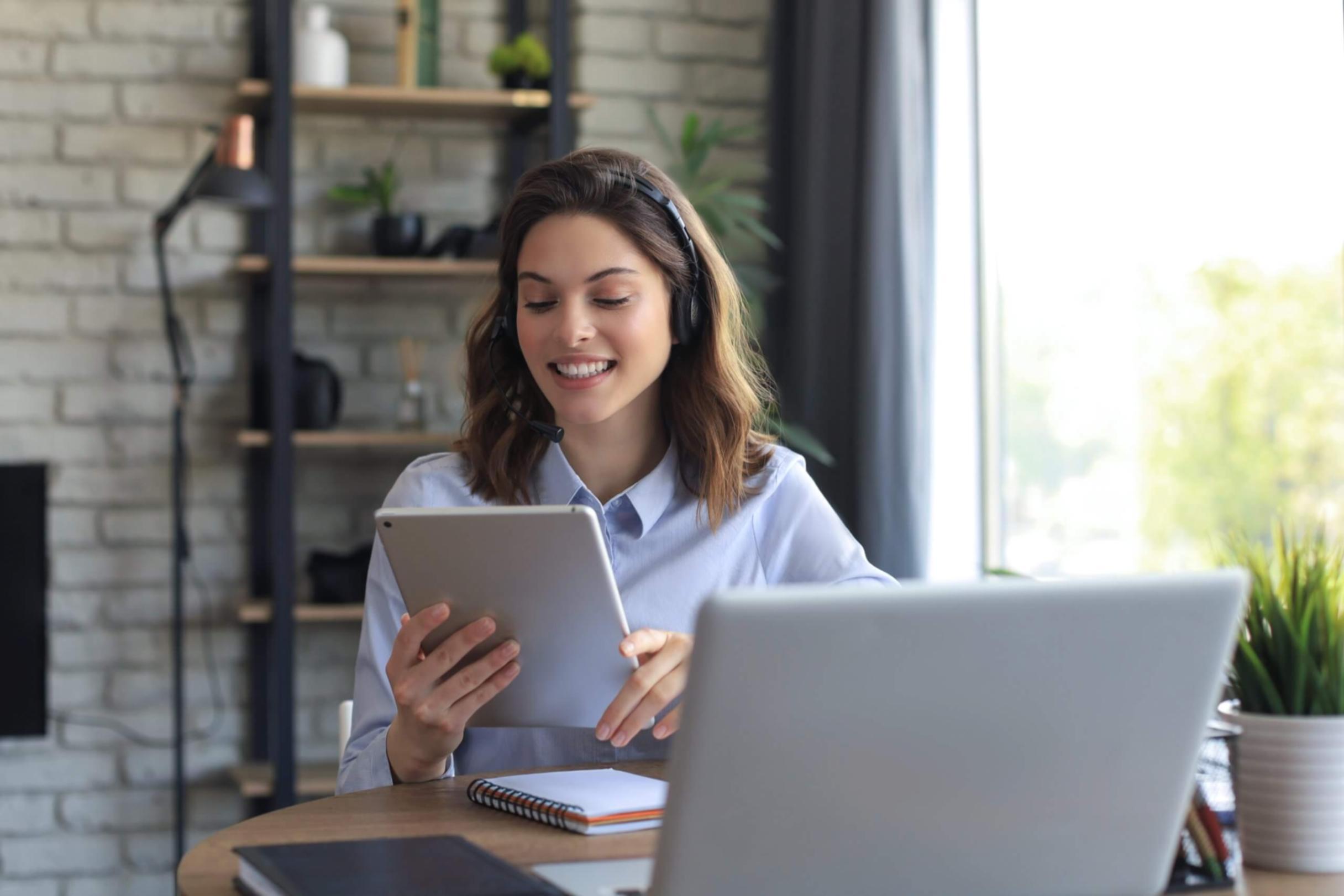 Persona revisando materiales educativos sobre estrategias de ahorro