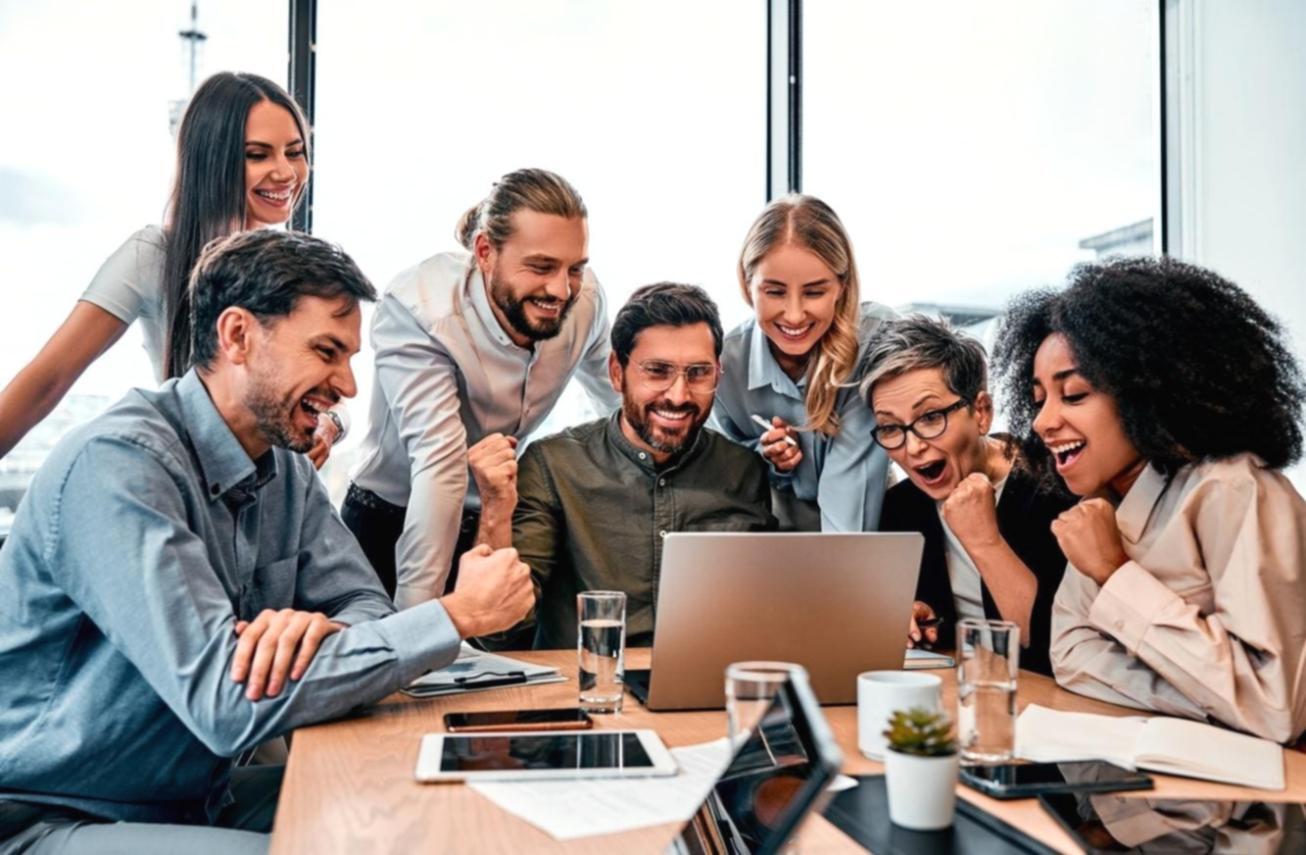 Estudiante concentrado en sesión de aprendizaje en línea
